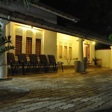 Dions Guest House Negombo Esterno foto