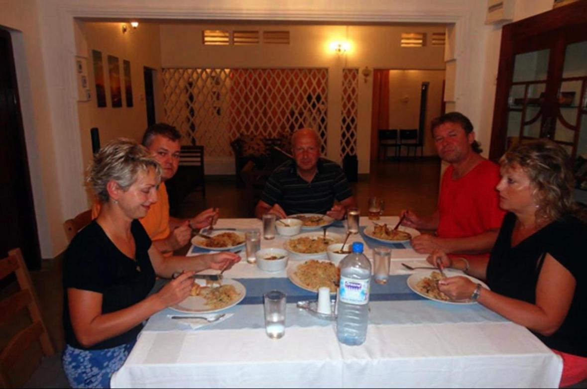 Dions Guest House Negombo Esterno foto