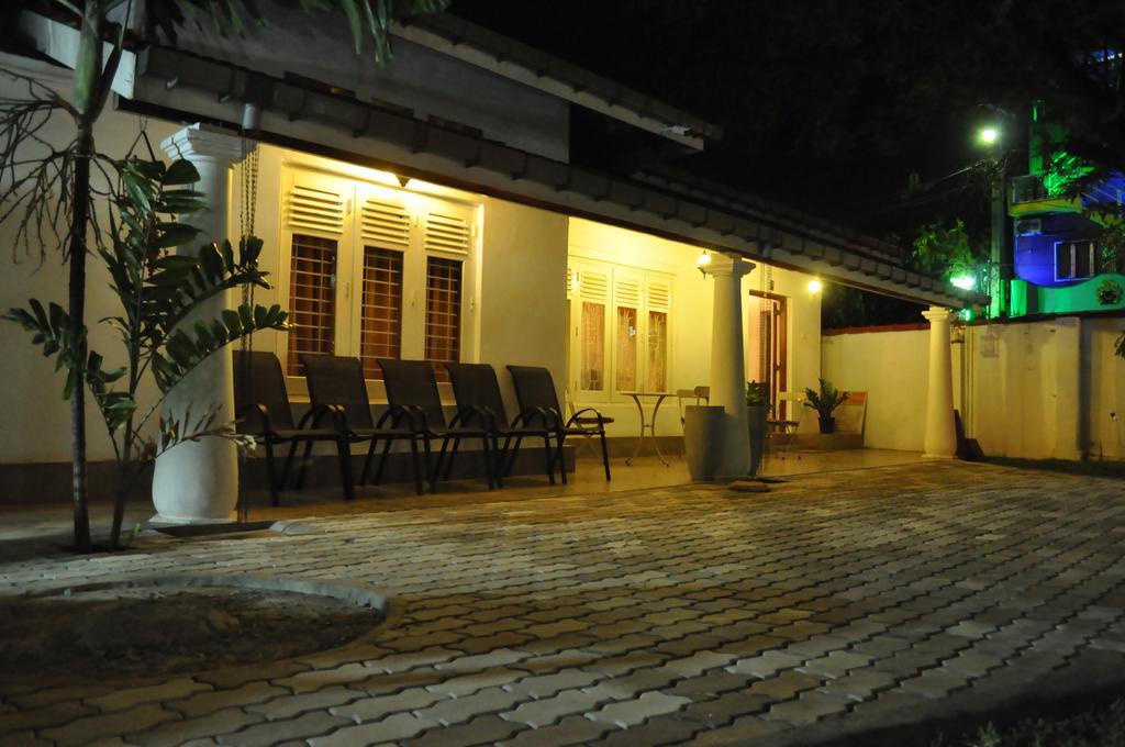 Dions Guest House Negombo Esterno foto