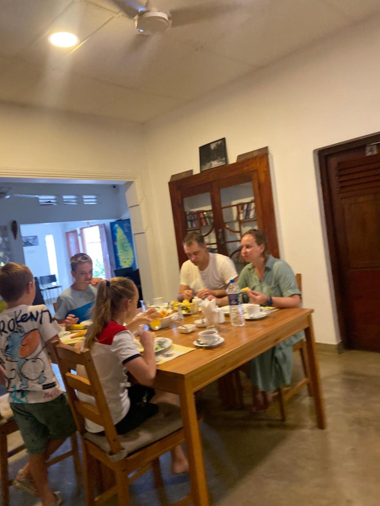Dions Guest House Negombo Esterno foto