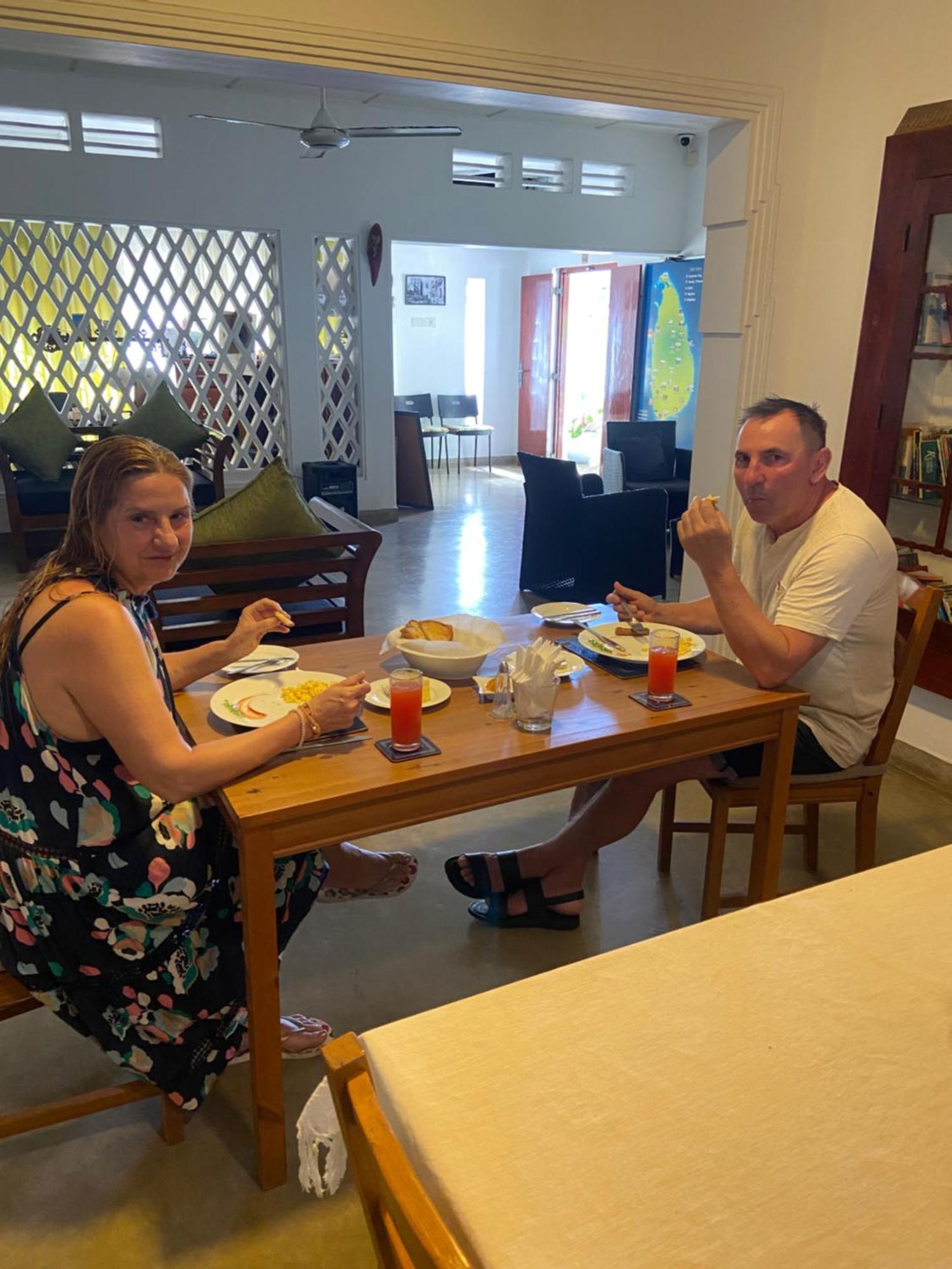 Dions Guest House Negombo Esterno foto