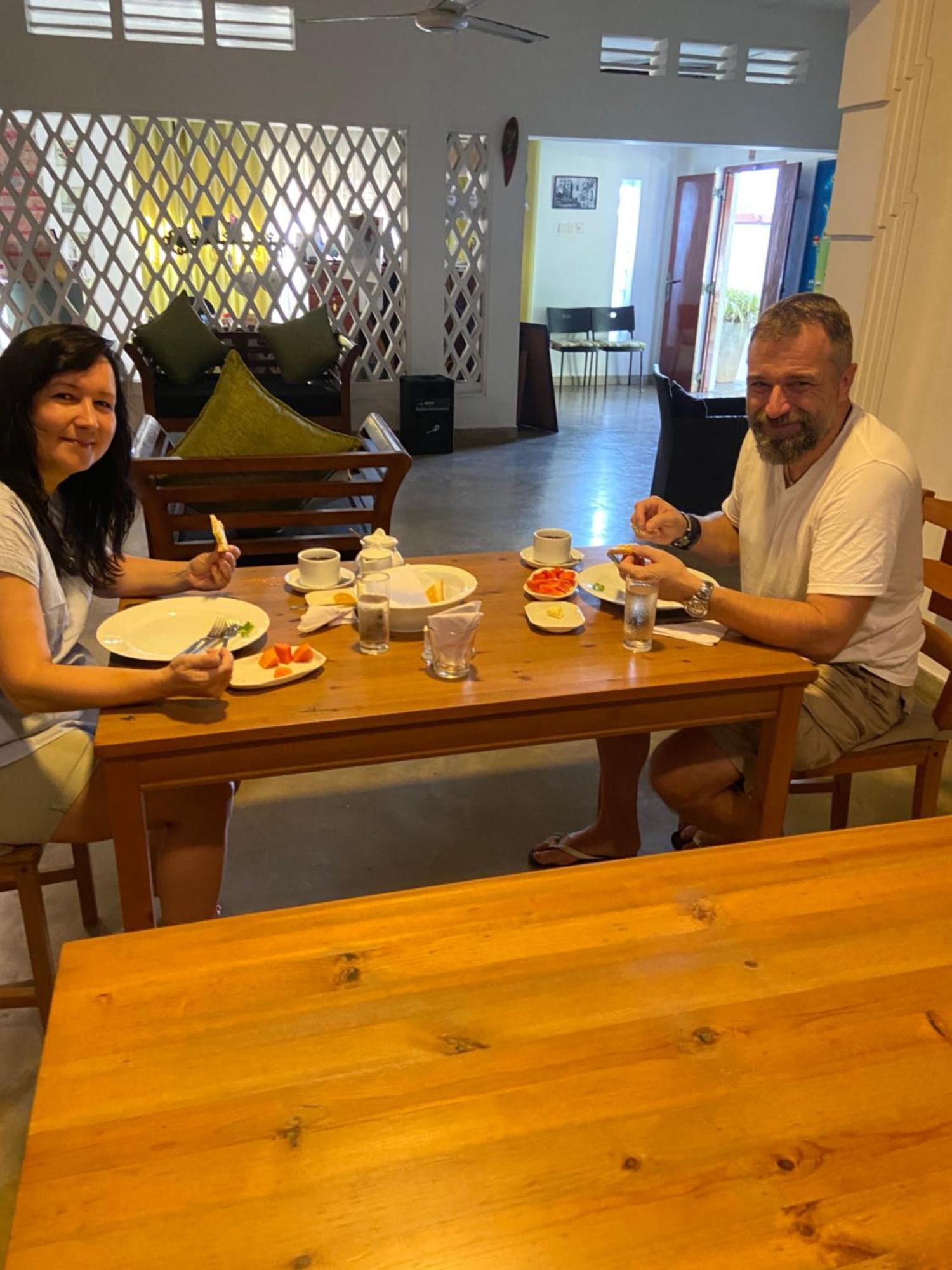 Dions Guest House Negombo Esterno foto