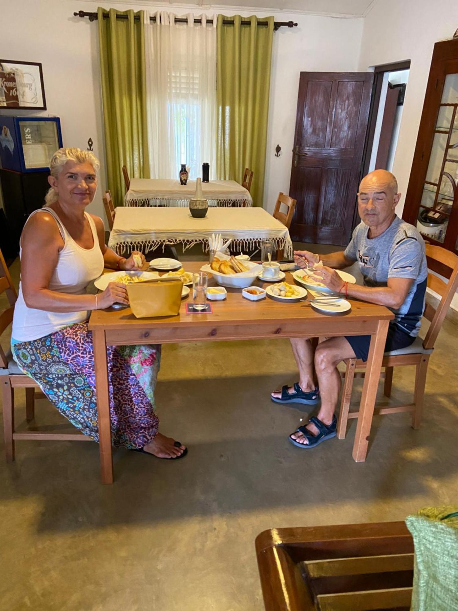 Dions Guest House Negombo Esterno foto