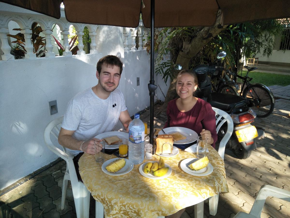 Dions Guest House Negombo Esterno foto