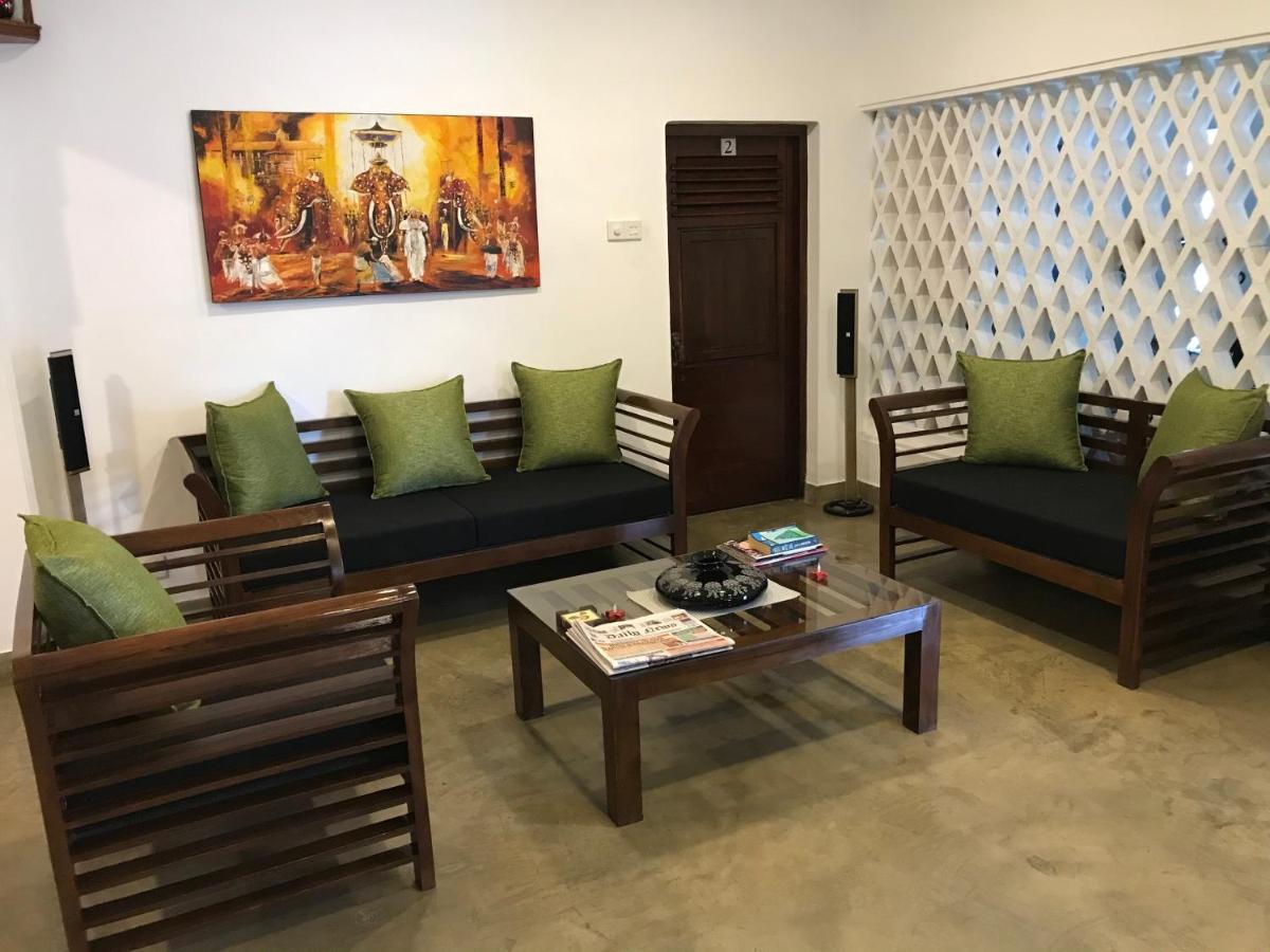Dions Guest House Negombo Esterno foto